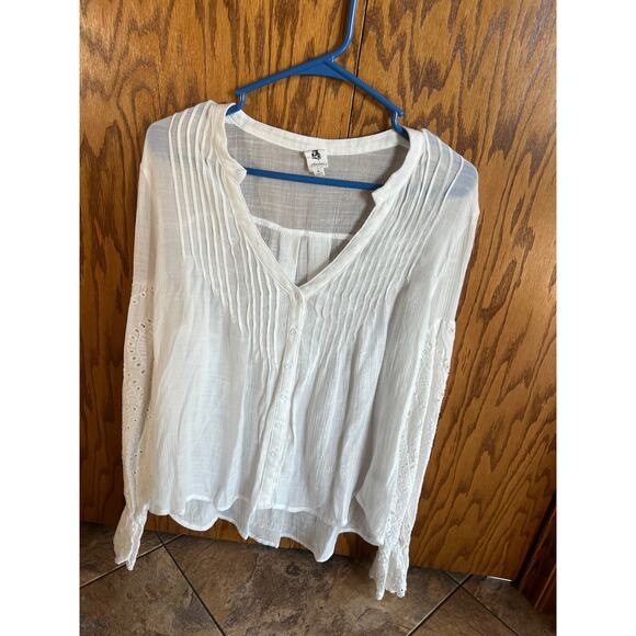 Flawless white pin tuck V neck with eyelet sleeves, woman's size M - Picture 2 of 9